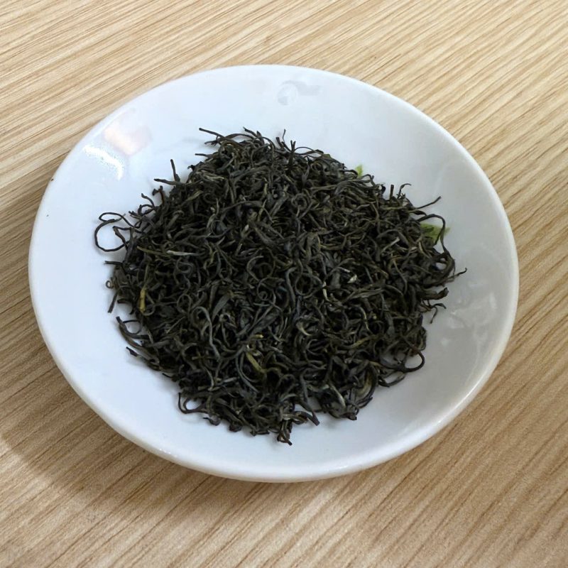 Thành phẩm trà tôm nõn An Tâm Khang với cánh trà xanh đen, đều tôm, hương thơm cốm đặc trưng của trà Thái Nguyên.